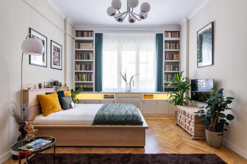 una camera con un grande letto e librerie di Secret Diamond of the Budapest a Budapest