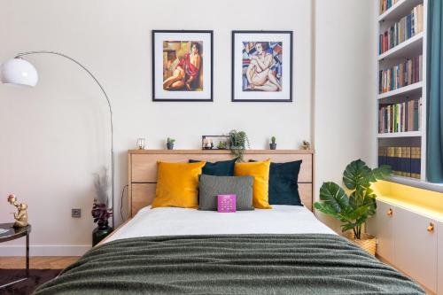 1 dormitorio con 1 cama con almohadas amarillas y azules en Secret Diamond of the Budapest, en Budapest