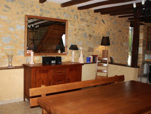 a dining room with a table and a mirror at Cottage de La Mothe in Marnac