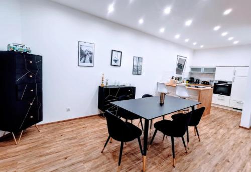 a kitchen with a table and chairs in a room at Ludwig der xvi in Schwandorf in Bayern