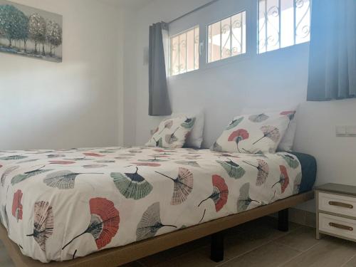 Postel nebo postele na pokoji v ubytování Calm, Cosy and Bright apartment renovated in playa del ingles- WiFi free