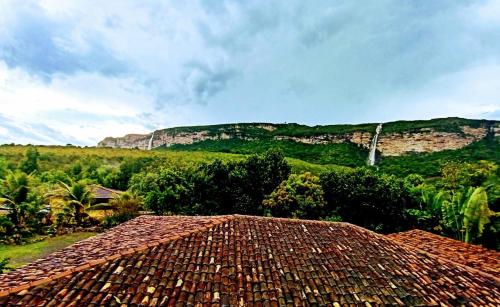 a roof of a house with a mountain in the background at Pousada Raposa in Ibicoara