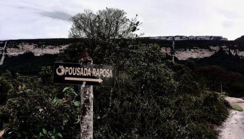 a street sign on the side of a road at Pousada Raposa in Ibicoara