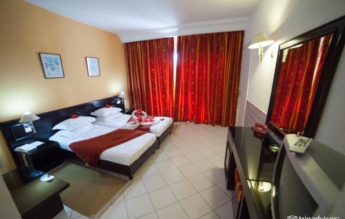 Un pat sau paturi într-o cameră la Hotel Liberty Resort