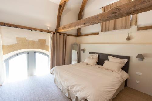 - une chambre avec un grand lit dans l'établissement Le Pavillon du Prieure, à Cons-la-Grandville