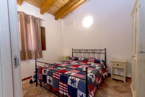 ein Schlafzimmer mit einem Bett mit einer Decke darauf in der Unterkunft Residence Aquafantasy in Isola Rossa