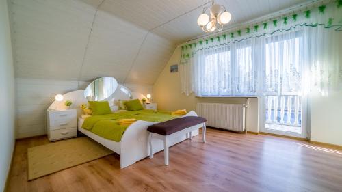 Ένα ή περισσότερα κρεβάτια σε δωμάτιο στο Dom do Wynajecia Lena