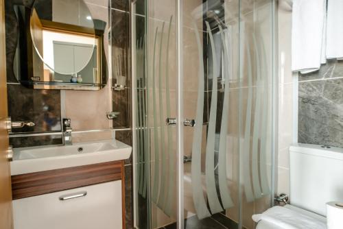 A bathroom at Camelot Apartment