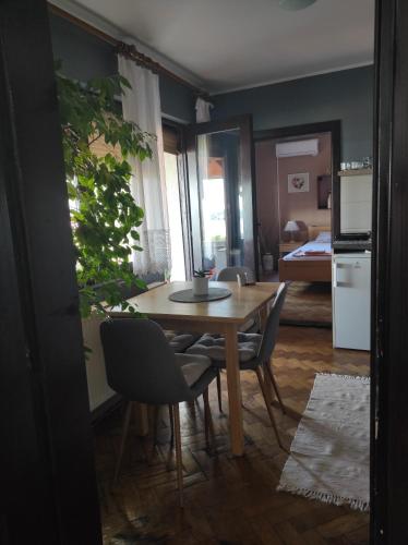 a table and chairs in a room with a bedroom at HostelChe Guest House in Smederevo
