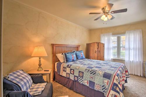 1 dormitorio con 1 cama, ventilador y silla en Ranch-Style Cottage - 2 Miles to Philbrook Museum! en Tulsa