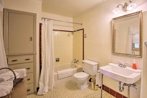 een badkamer met een wastafel, een toilet en een bad bij Ranch-Style Cottage - 2 Miles to Philbrook Museum! in Tulsa