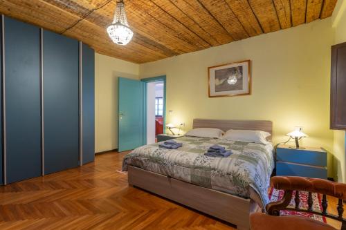 塔爾維肖的住宿－Hladik House - Alpi Giulie Cosy Apartment，一间卧室设有一张床和木制天花板