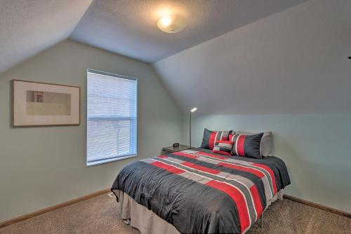 Katil atau katil-katil dalam bilik di Cozy Cedar Rapids Pad - 2 Blocks to Mercy Care!