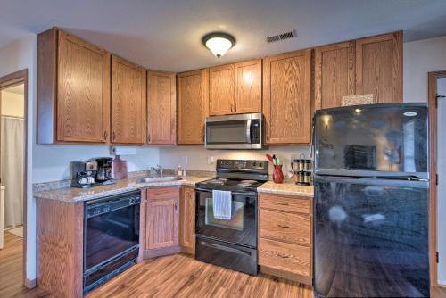 Dapur atau dapur kecil di Cozy Cedar Rapids Pad - 2 Blocks to Mercy Care!