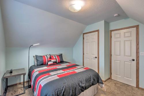 Katil atau katil-katil dalam bilik di Cozy Cedar Rapids Pad - 2 Blocks to Mercy Care!
