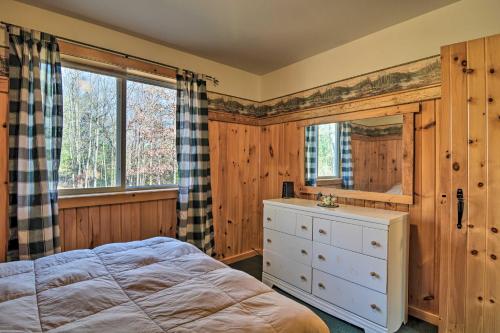 Postel nebo postele na pokoji v ubytování ORV, Snowmobiling and Hunting Cabin on Groomed Trail