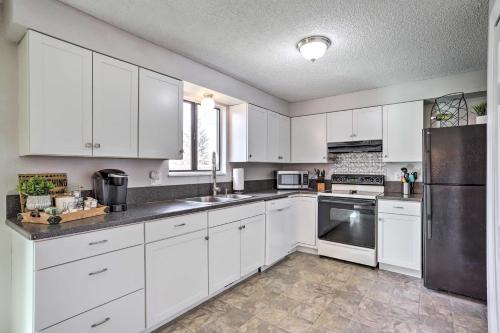 Dapur atau dapur kecil di Duplex with Private Yard 3 Mi to Downtown Loveland!
