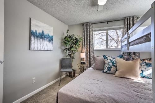 Katil atau katil-katil dalam bilik di Duplex with Private Yard 3 Mi to Downtown Loveland!