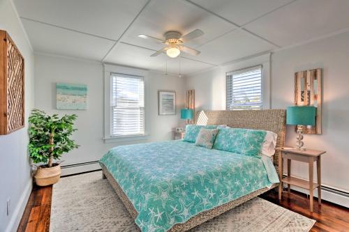 Tempat tidur dalam kamar di Cozy Coastal Cottage 5 Mi to Narragansett Beach!