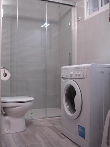 a bathroom with a washing machine and a toilet at Acuarium 1 - Zand Properties in Benidorm