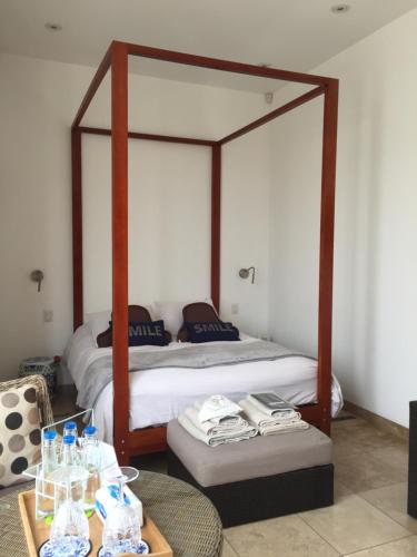 a bedroom with two beds and a table with a table sidx sidx sidx at Zen Home & Garden House in Cieneguilla
