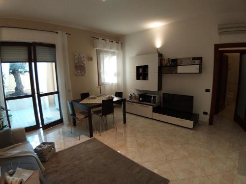 A kitchen or kitchenette at Sophia' s house appartamento Quartello