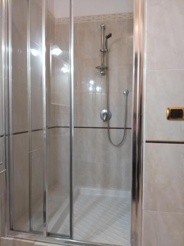 una doccia con porta in vetro in bagno di Sophia' s house appartamento Quartello a Quartu SantʼElena