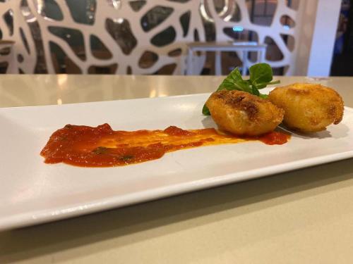 Makanan di atau berdekatan rumah tamu ini