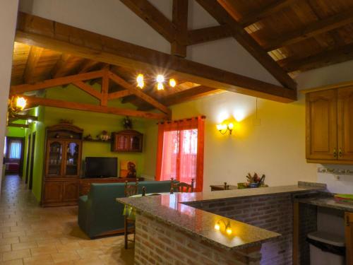 a kitchen and living room with a counter in a room at Casarural Vallecillo in Vallecillo