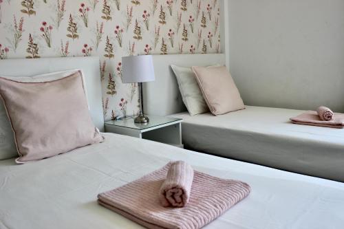 um quarto com 2 camas e toalhas em 2BDR Ocean view apartment em Poris de Abona