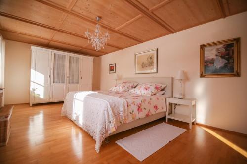 Un pat sau paturi într-o cameră la Landhaus Binder