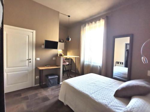 Posteľ alebo postele v izbe v ubytovaní PARMA EXPRESS Traveller's Lodging front Station FS PARKING