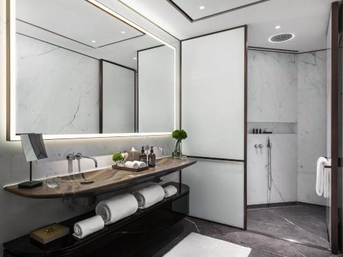 Un baño de The Murray, Hong Kong, a Niccolo Hotel