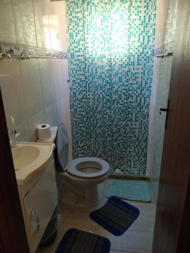 a bathroom with a sink and a toilet and a shower at Casa em Unamar 3 Cabo Frio RJ in Tamoios