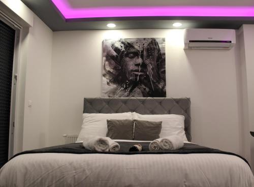 sypialnia z łóżkiem z obrazem na ścianie w obiekcie Jacuzzi Apartment Code 96 w Zagrzebiu