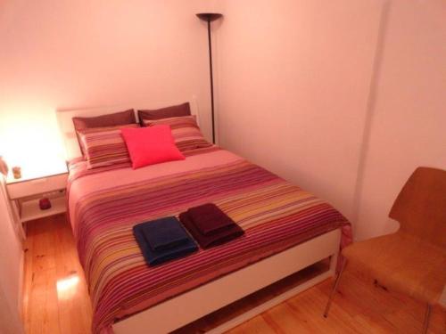 リスボンにあるLisbon City Centre Apartmentのベッドルーム1室(ベッド1台、タオル2枚付)