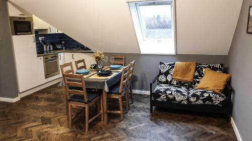 a kitchen and dining room with a table and a couch at Bed & Badacsony in Badacsonytördemic