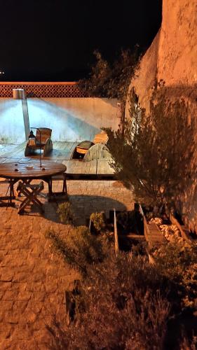 una mesa de picnic en el desierto por la noche en Casa D Amélia, en Óbidos