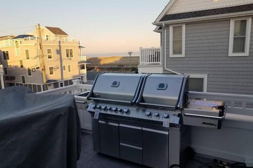 Photo de la galerie de l'établissement Ocean and Beach Views from Five Decks in Ortley Beach, à Seaside Heights