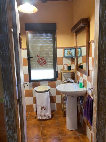 El Retiro de Cervantes في أوسا دي مونتيل: حمام مع حوض ومرآة