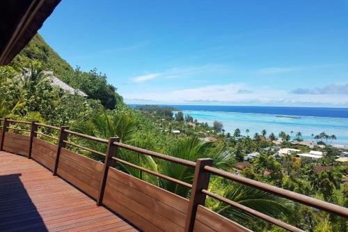balcón con vistas a la playa y al océano en Villa Tea Tea, en Papetoai