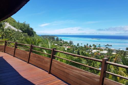 Elle comprend un balcon offrant une vue sur l'océan. dans l'établissement Villa Tea Tea, à Papetoai