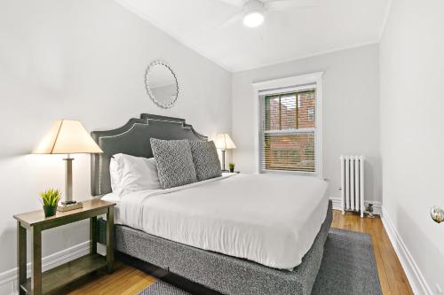 Postel nebo postele na pokoji v ubytování Indulging 2BR Apartment in Festive Boystown - Buckingham 1