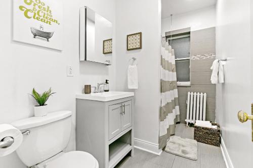 Koupelna v ubytování Indulging 2BR Apartment in Festive Boystown - Buckingham 1