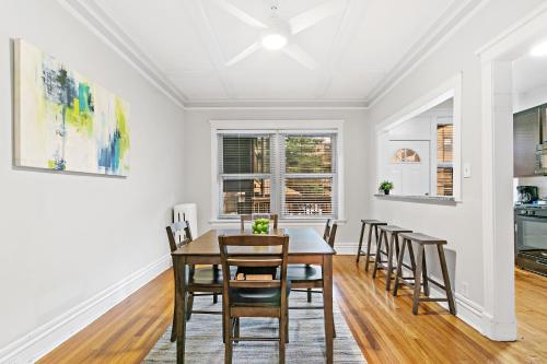 a dining room with a table and chairs at Indulging 2BR Apartment in Festive Boystown - Buckingham 1 in Chicago