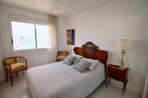 - une chambre avec un lit, une fenêtre et un lit sidx sidx dans l'établissement Golden Paradise 75 by homeprive, à Jávea