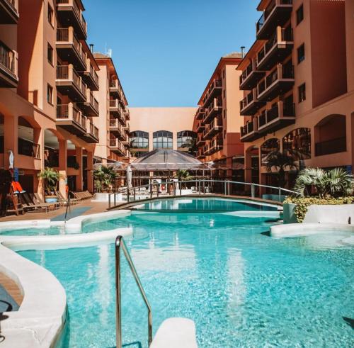 Der Swimmingpool an oder in der Nähe von Studio em Jurerê em hotel a beira-mar