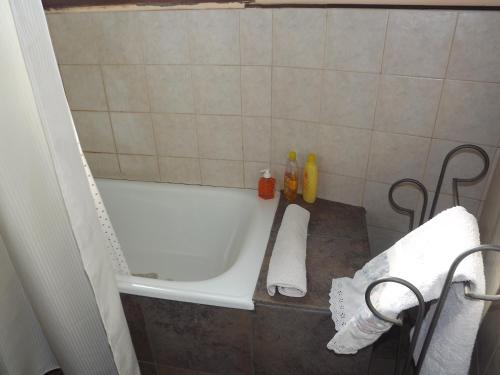 a bathroom with a white bath tub in a room at Kiritina´s House Homestay in El Calafate