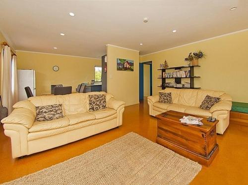 Χώρος καθιστικού στο Castleview Getaway Matarangi - Matarangi Home