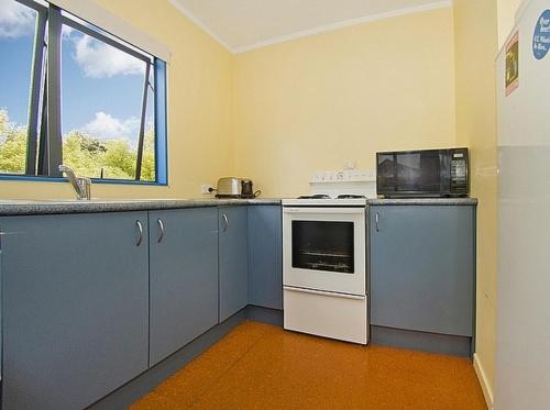 Η κουζίνα ή μικρή κουζίνα στο Castleview Getaway Matarangi - Matarangi Home